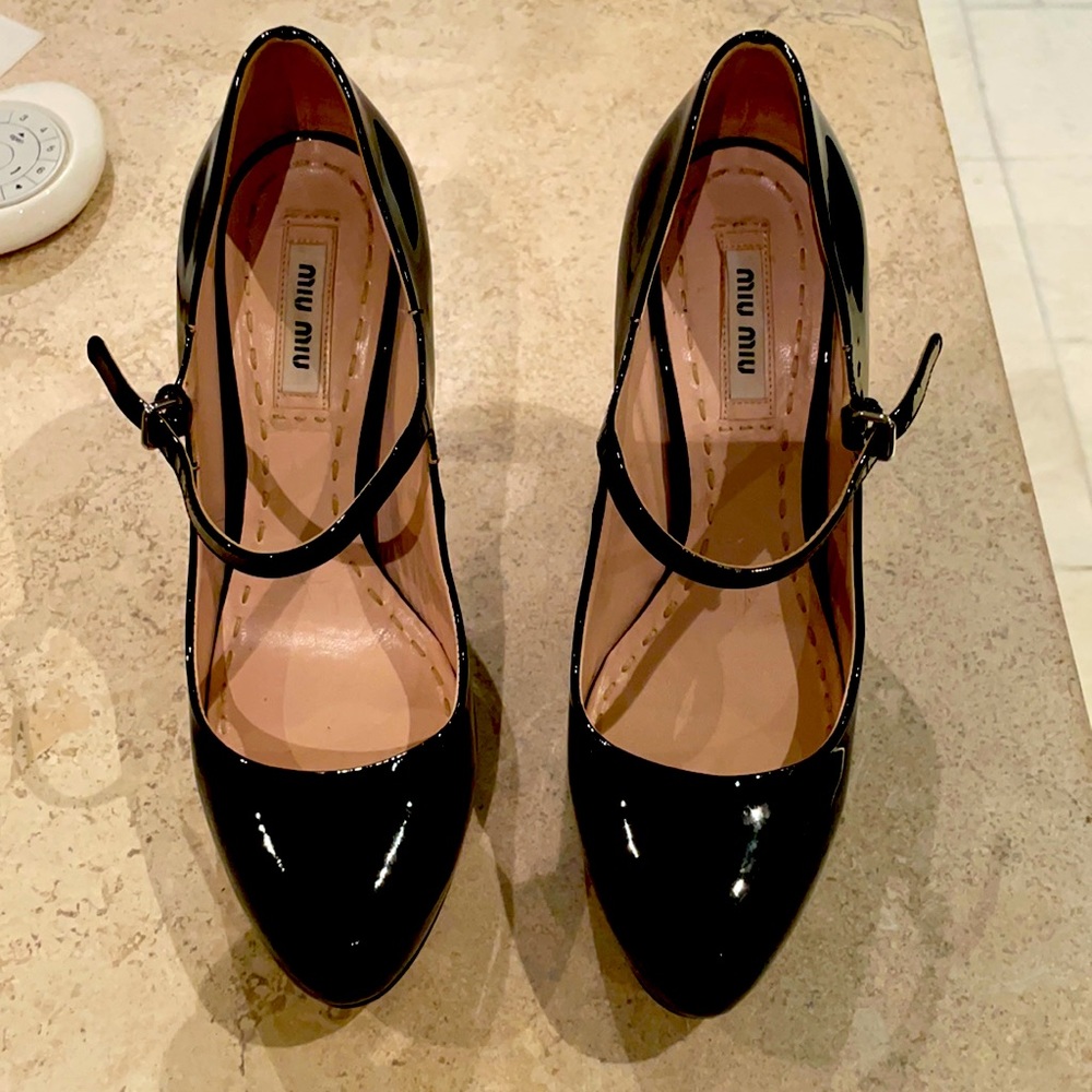 Miu miu blk patent mary jane pumps.